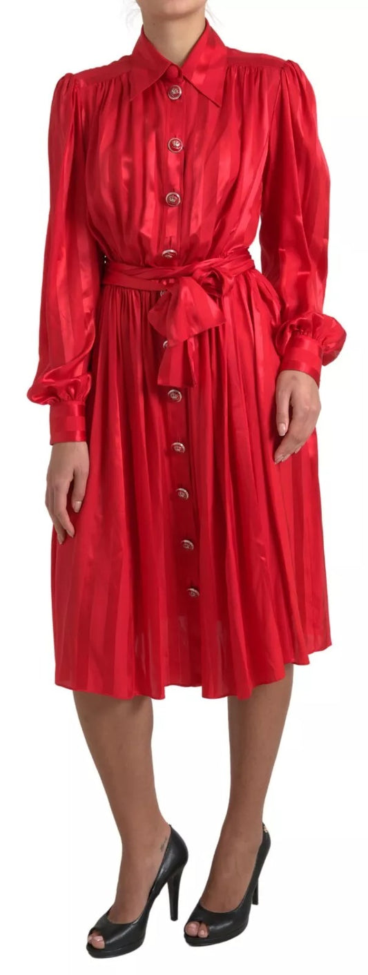 Elegante vestido midi de seda roja con detalle de botones