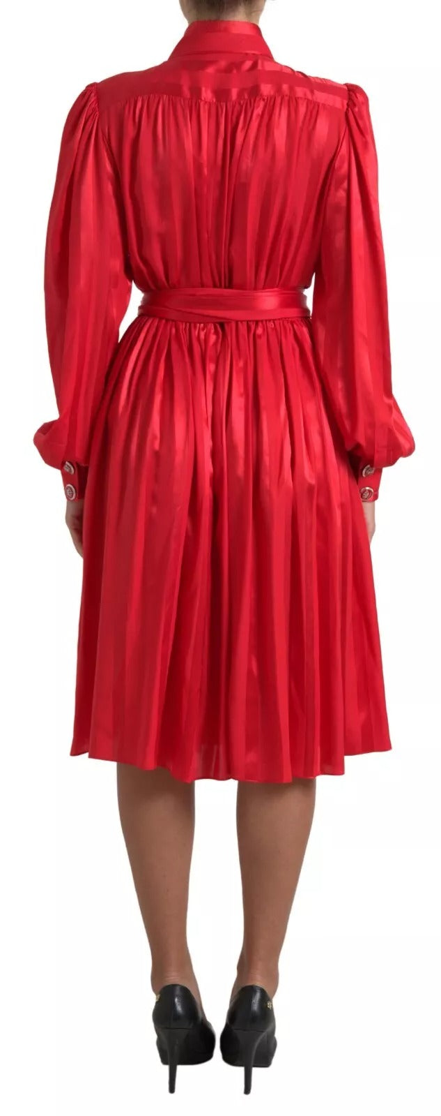 Elegante vestido midi de seda roja con detalle de botones