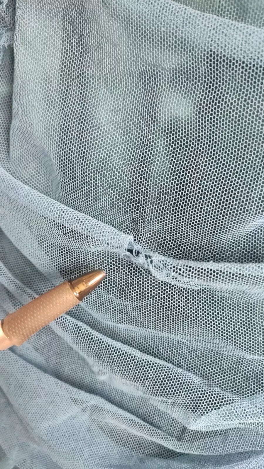 Vestido tubo de tul fruncido con ribete de malla azul