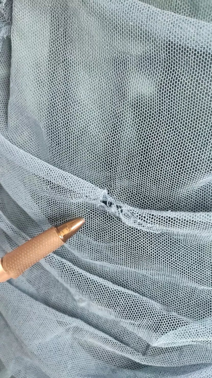 Vestido tubo de tul fruncido con ribete de malla azul