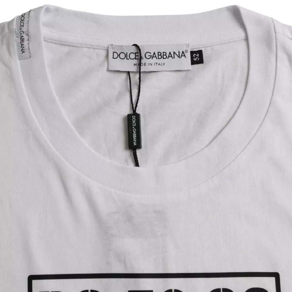 Camiseta de manga corta con cuello redondo y logotipo blanco