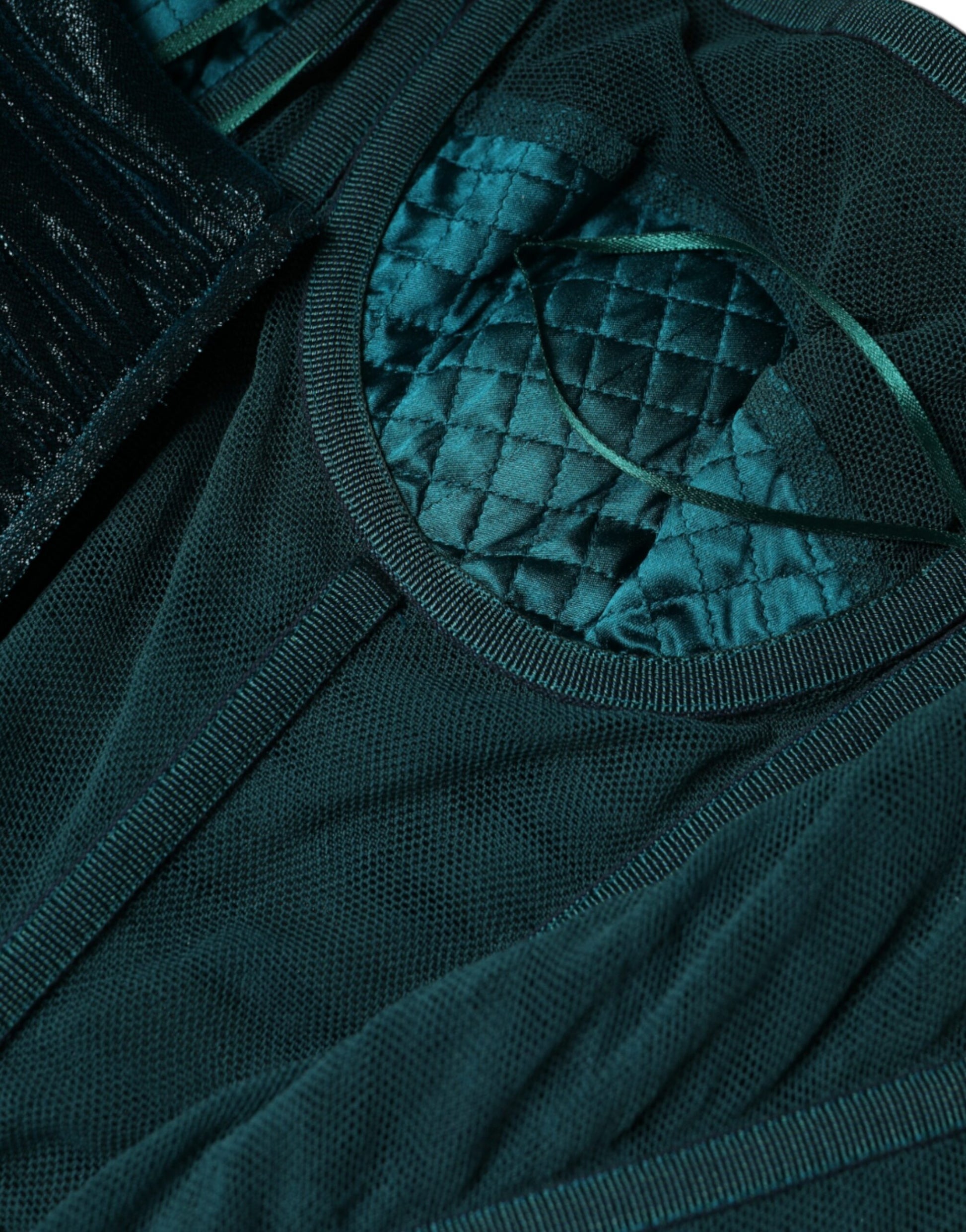 Vestido ajustado sin tirantes de satén en mezcla de seda verde