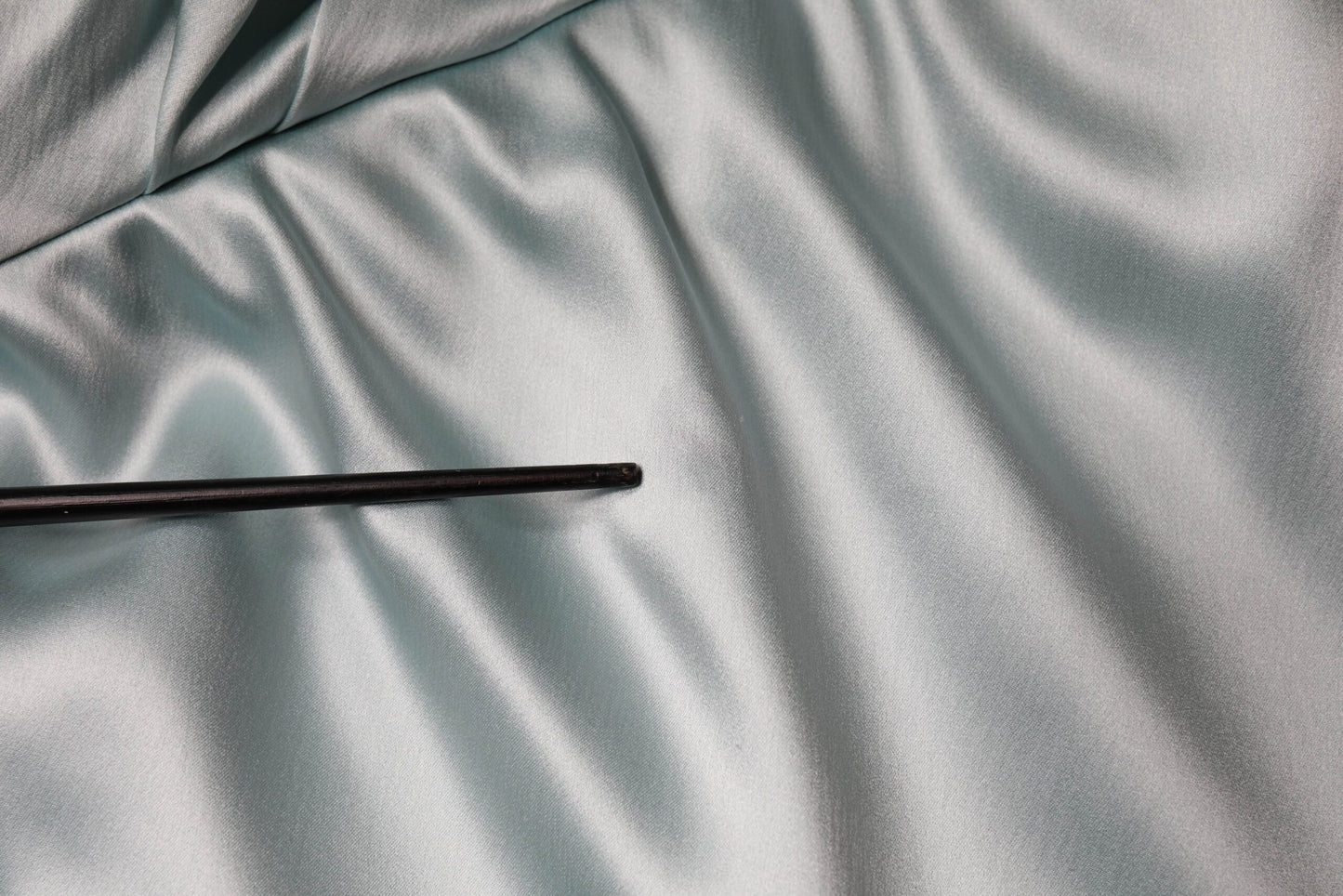 Vestido ajustado de seda verde menta con un solo hombro