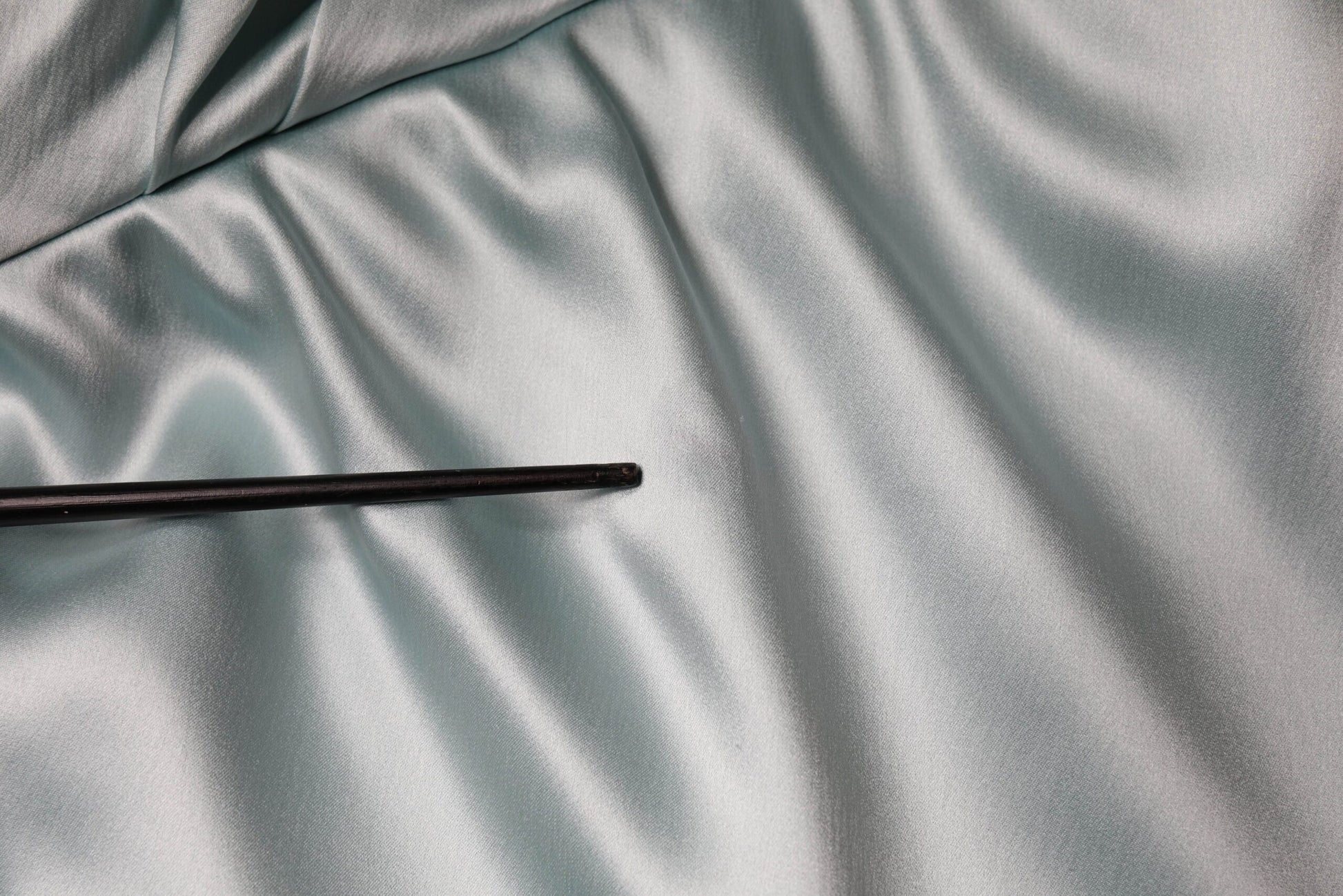 Vestido ajustado de seda verde menta con un solo hombro