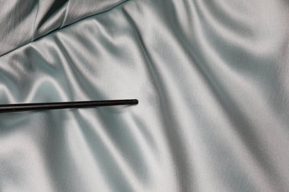 Vestido ajustado de seda verde menta con un solo hombro