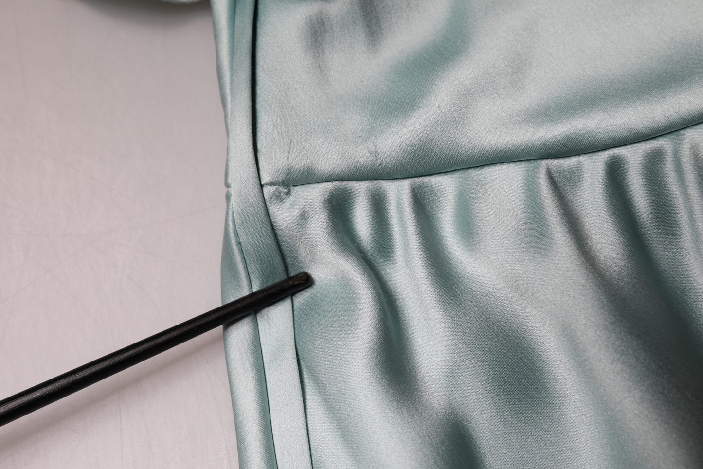 Vestido ajustado de seda verde menta con un solo hombro