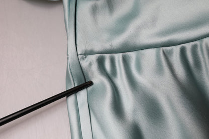 Vestido ajustado de seda verde menta con un solo hombro