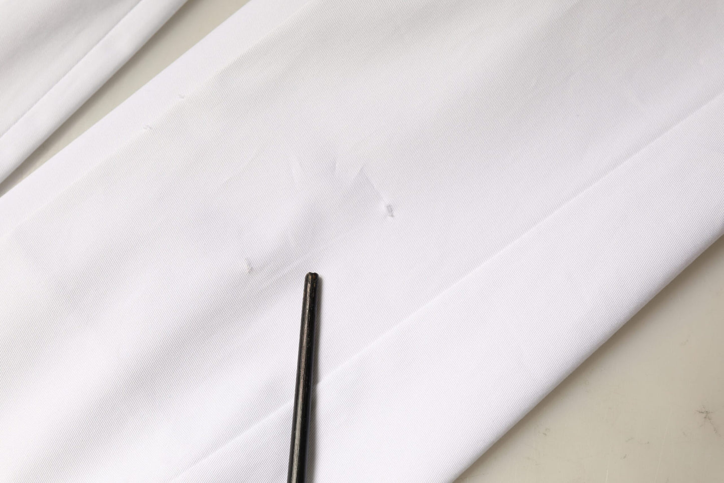 Vaqueros de talle medio de algodón blanco con corte cónico