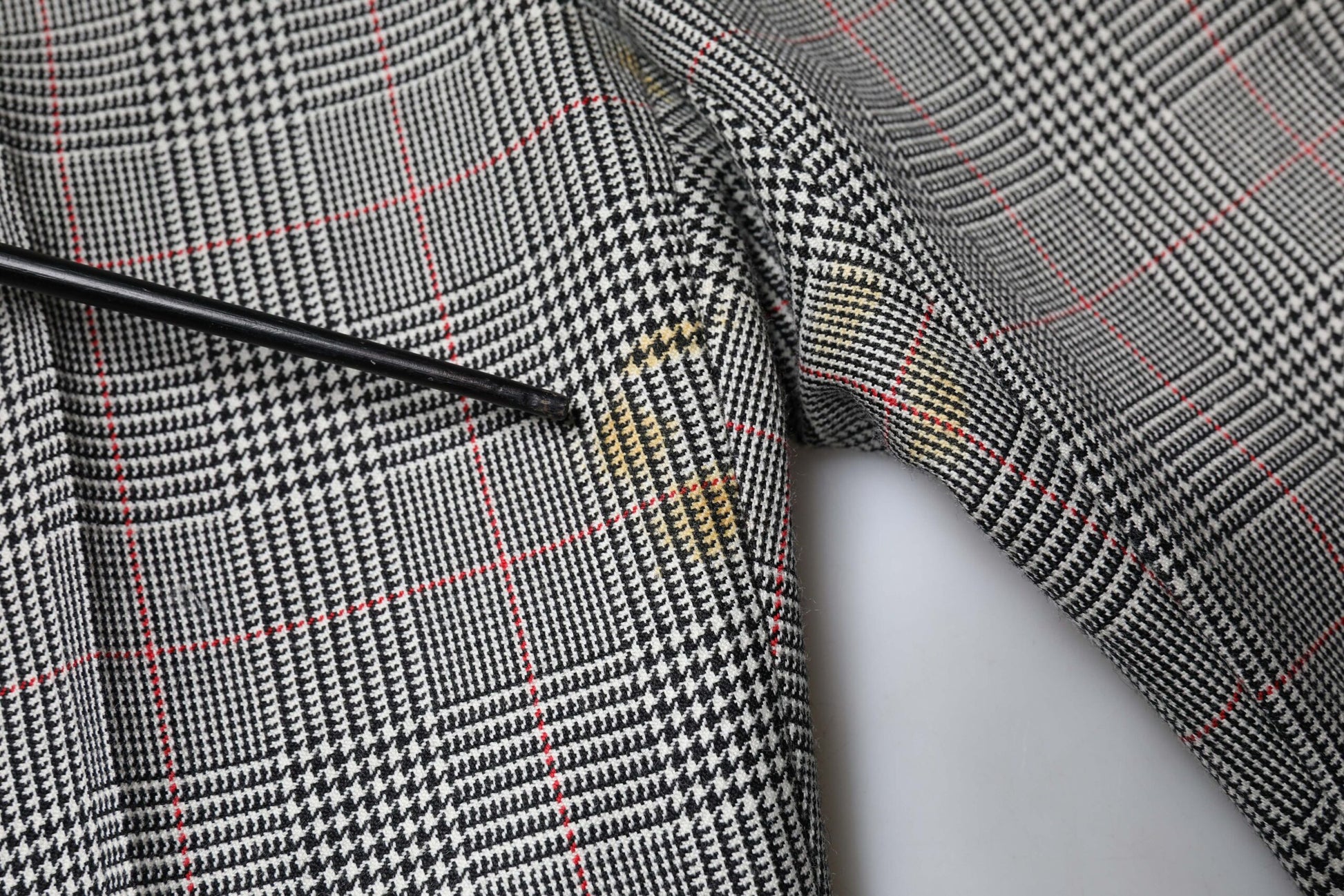 Pantalones cónicos de cintura media de lana a cuadros grises para mujer