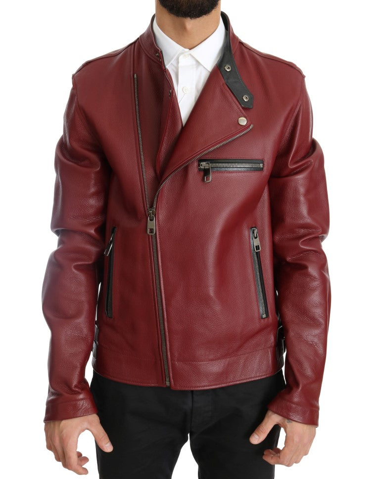 Chaqueta de motociclista de cuero rojo radiante