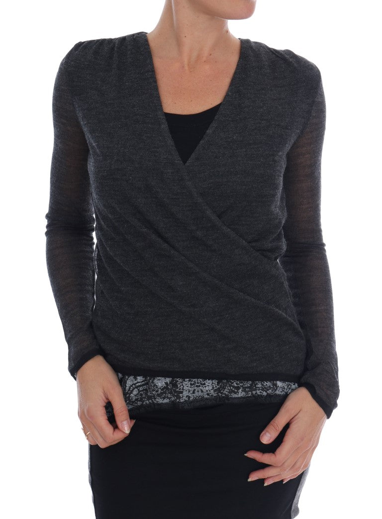 Blusa elegante con mangas de encaje gris