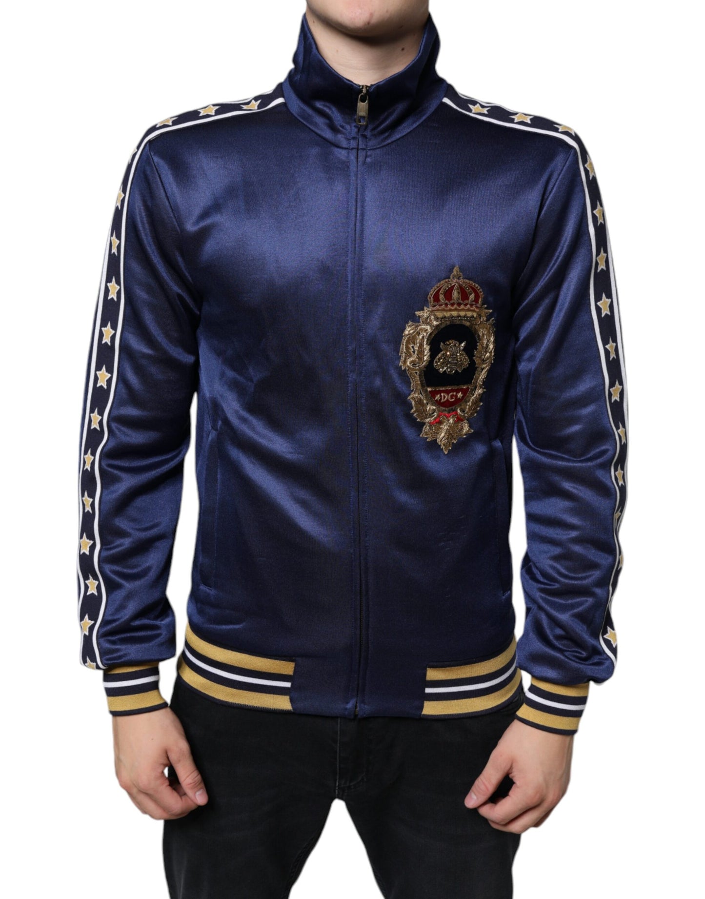 Blauer Pullover mit heraldischem Aufnäher und Streifen „King Bee“