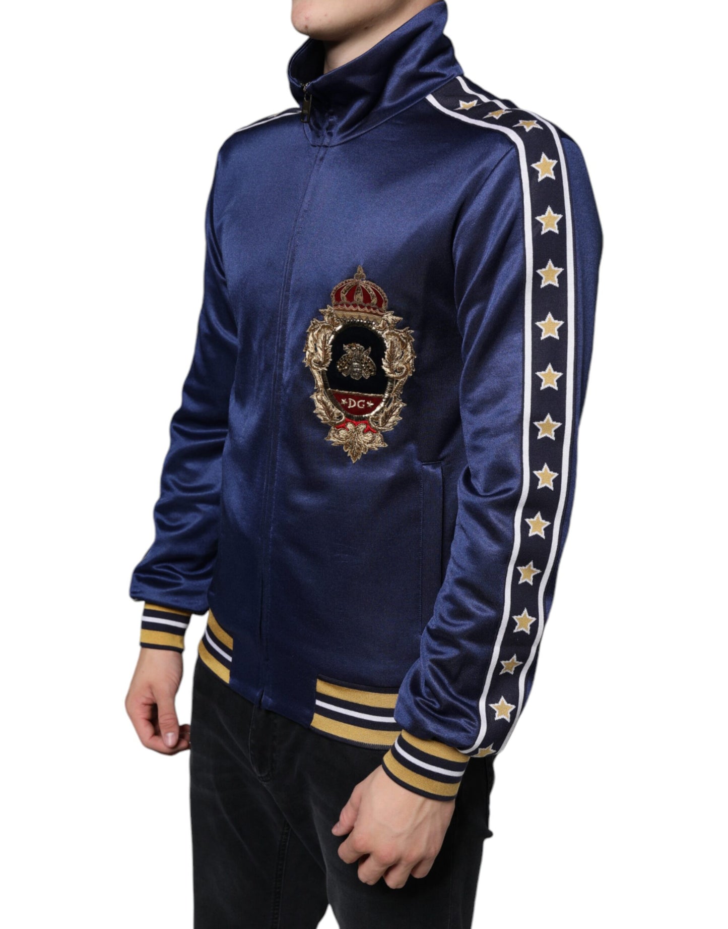 Blauer Pullover mit heraldischem Aufnäher und Streifen „King Bee“
