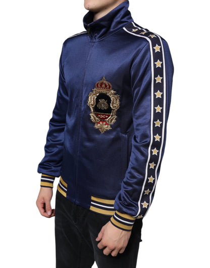 Blauer Pullover mit heraldischem Aufnäher und Streifen „King Bee“