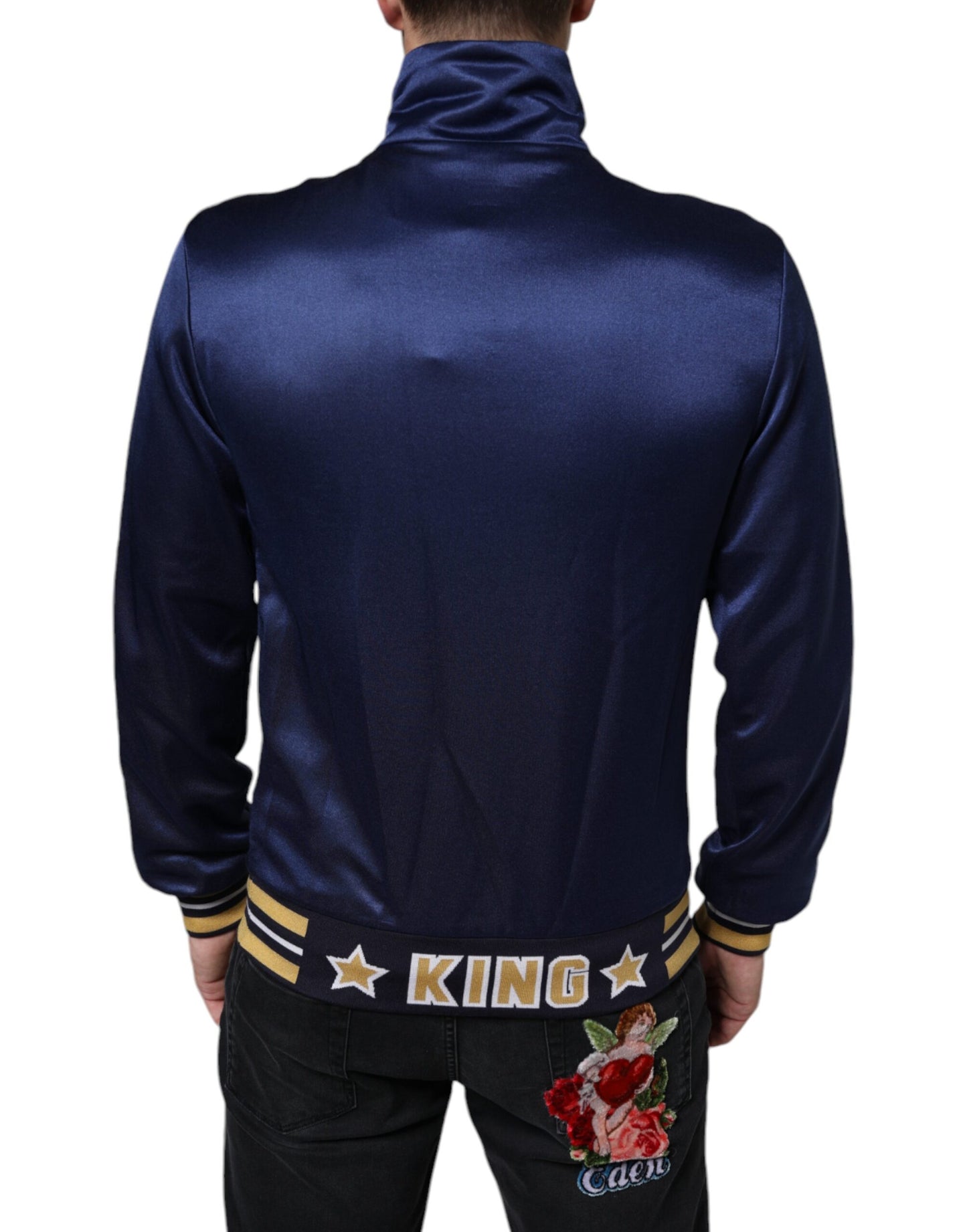 Blauer Pullover mit heraldischem Aufnäher und Streifen „King Bee“