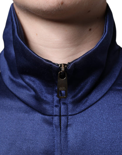 Blauer Pullover mit heraldischem Aufnäher und Streifen „King Bee“