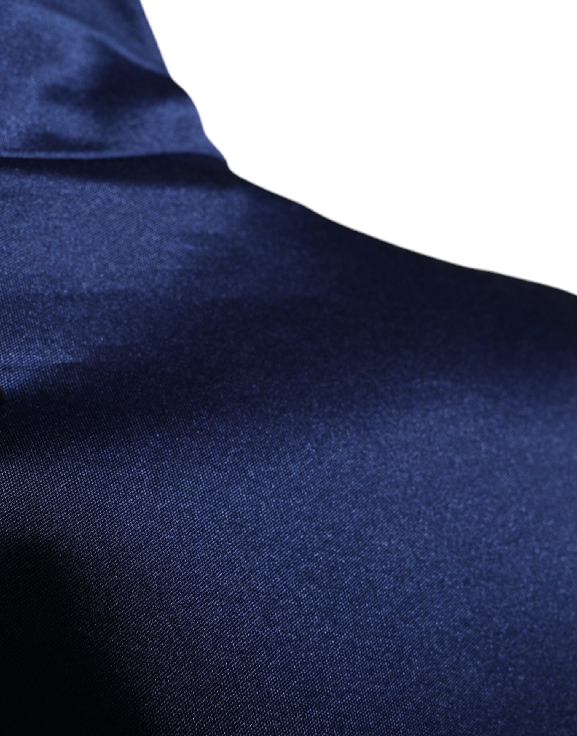 Blauer Pullover mit heraldischem Aufnäher und Streifen „King Bee“