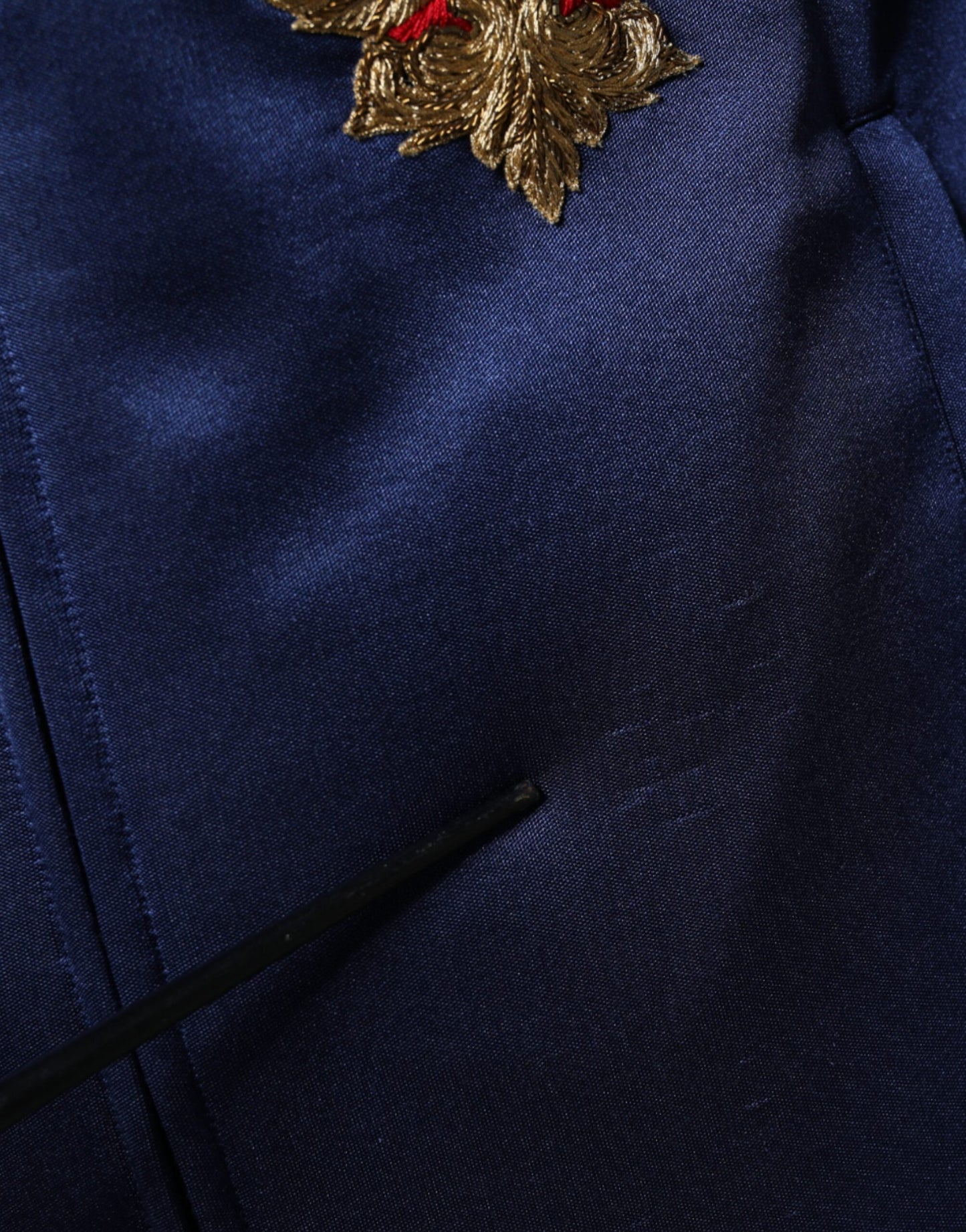 Blauer Pullover mit heraldischem Aufnäher und Streifen „King Bee“