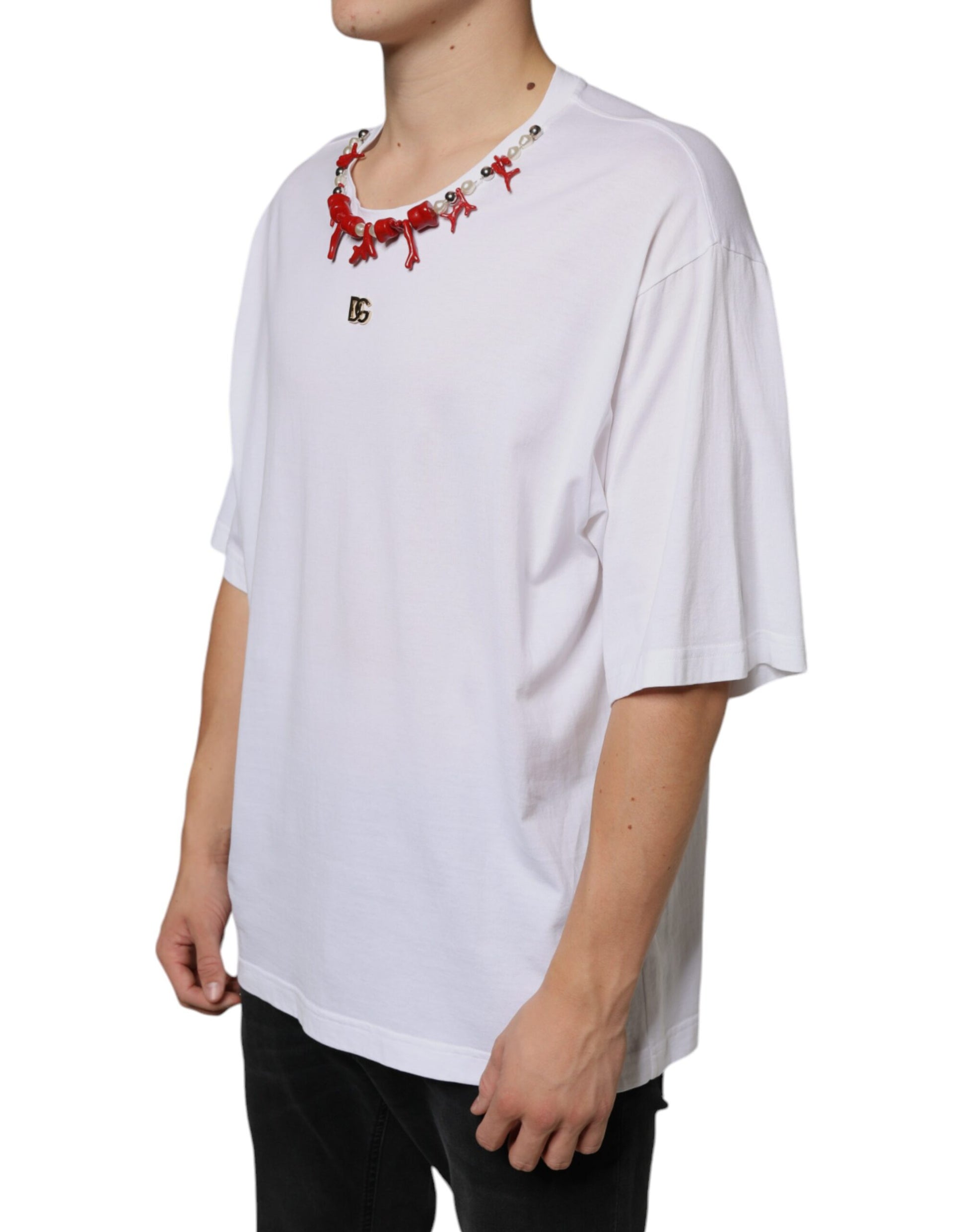 Camiseta de algodón blanca adornada con collar