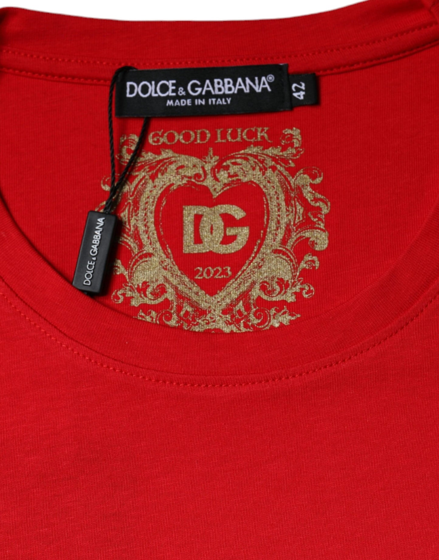 Camiseta de algodón roja de manga corta y cuello redondo