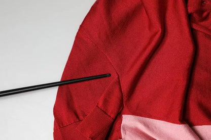 Rosa Pullover mit Ascot-Kragen und kurzen Ärmeln