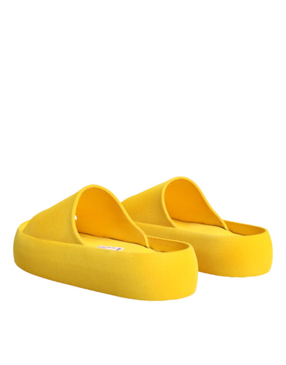 Gelbe Gummi-Sandalen mit Strandschuhen