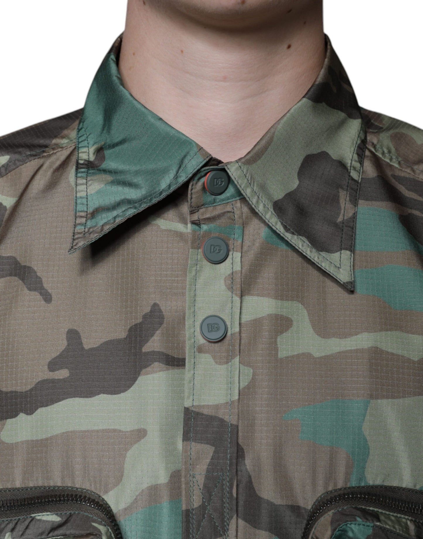 Mehrfarbiges Button-Down-Hemd mit Camouflage-Muster