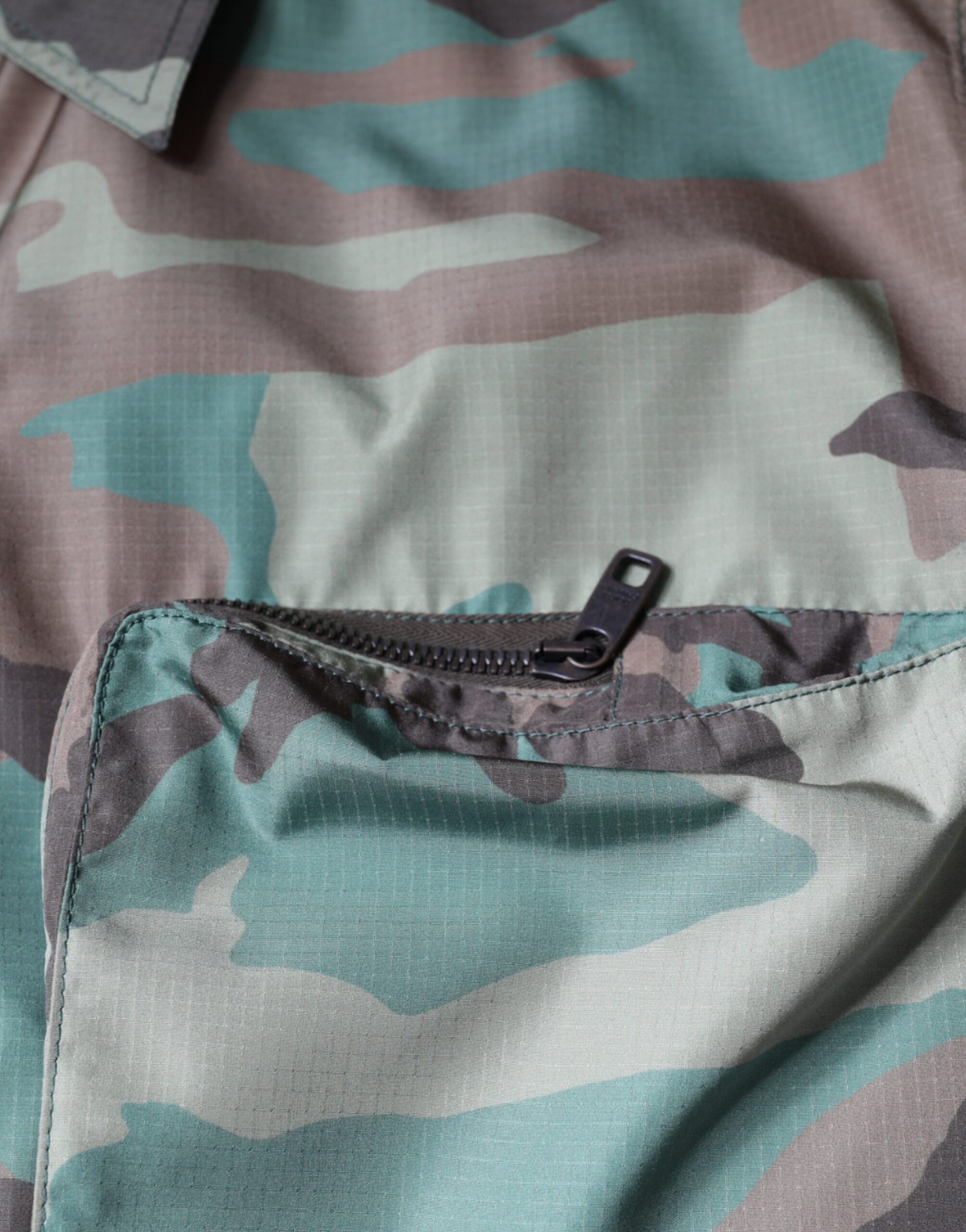 Mehrfarbiges Button-Down-Hemd mit Camouflage-Muster