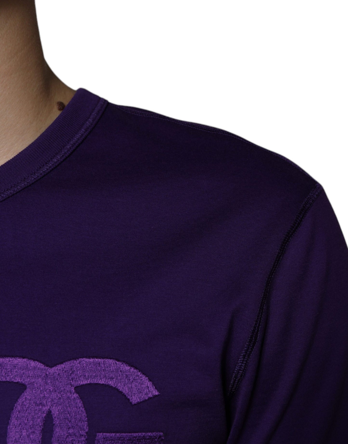 Camiseta de cuello redondo de algodón con logotipo DG en color morado