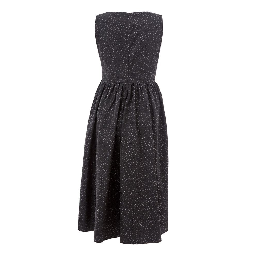 Elegante vestido negro de polietileno
