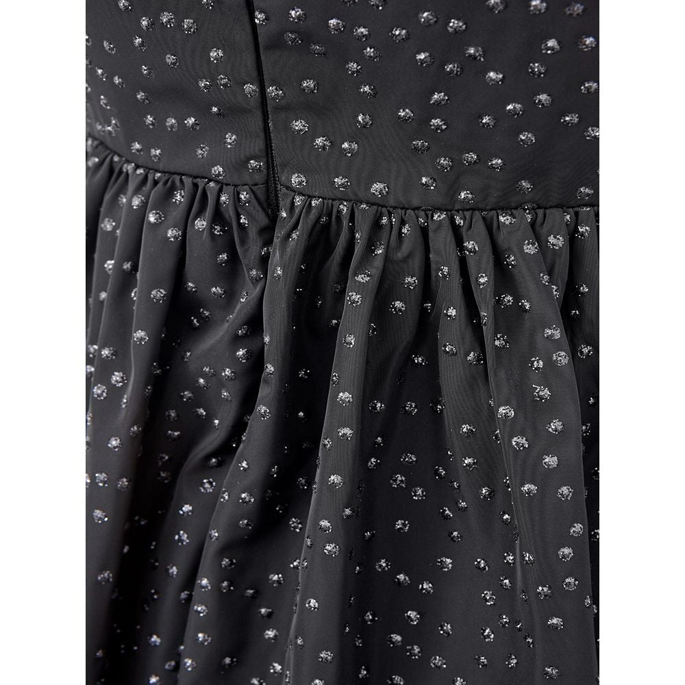 Elegante vestido negro de polietileno