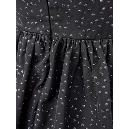 Elegante vestido negro de polietileno